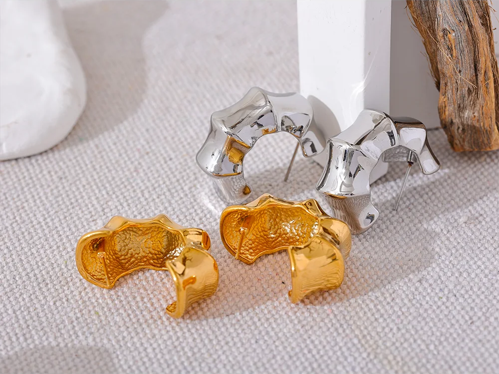 C Shape Geometric Huggie Earrings - Ecru