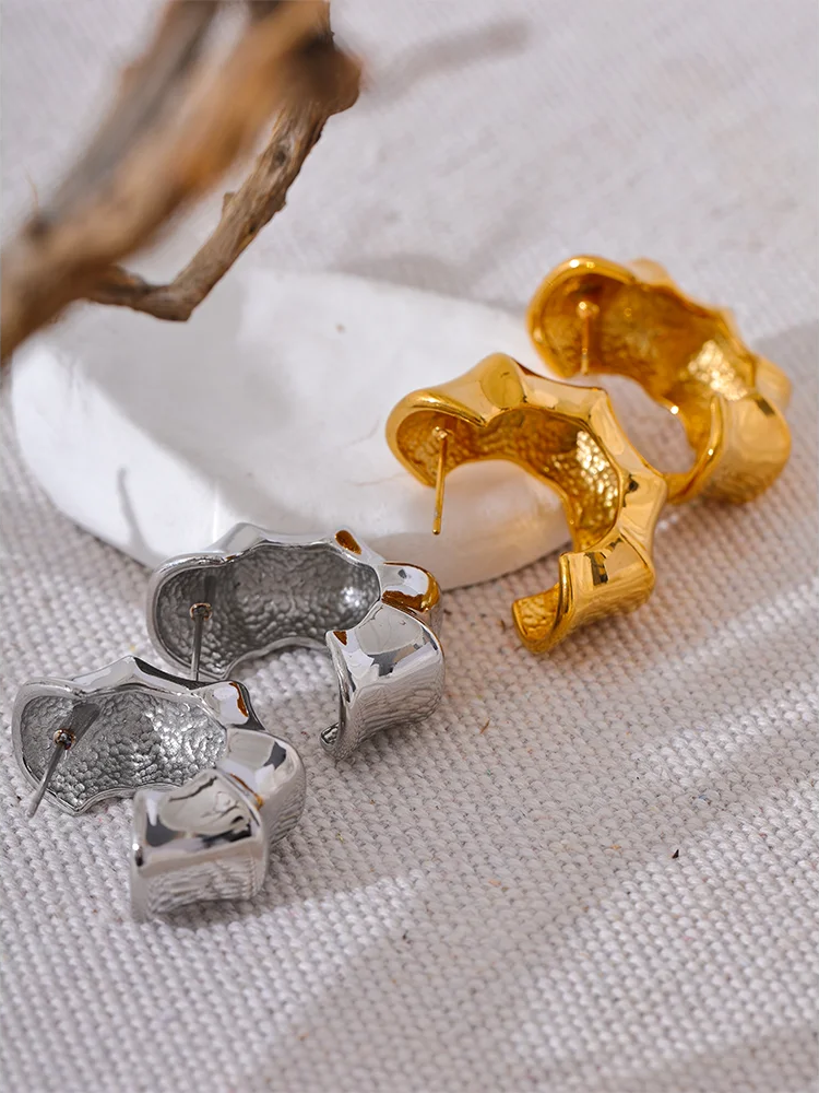 C Shape Geometric Huggie Earrings - Ecru