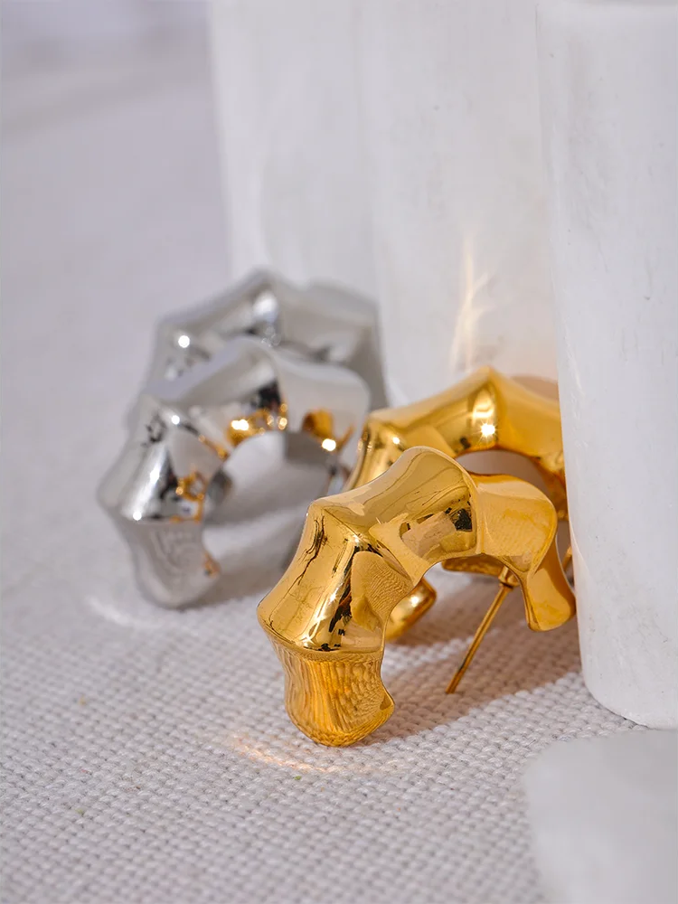 C Shape Geometric Huggie Earrings - Ecru