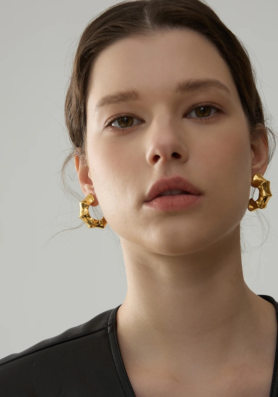C Shape Geometric Huggie Earrings - Ecru