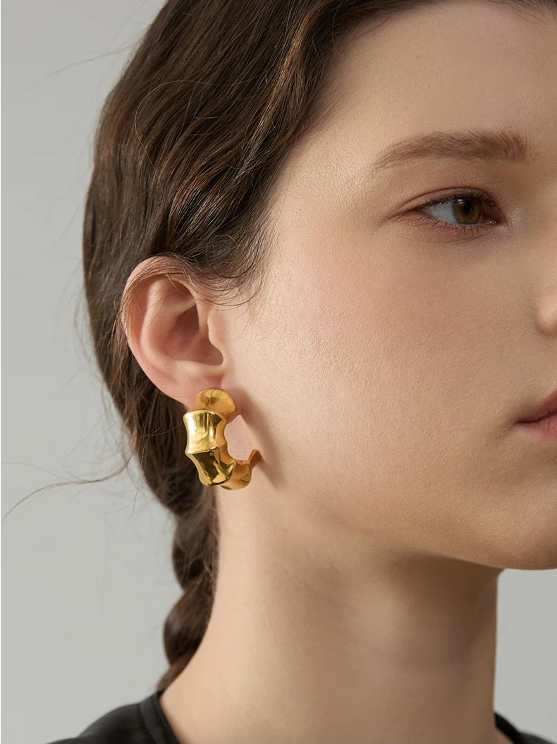 C Shape Geometric Huggie Earrings - Ecru