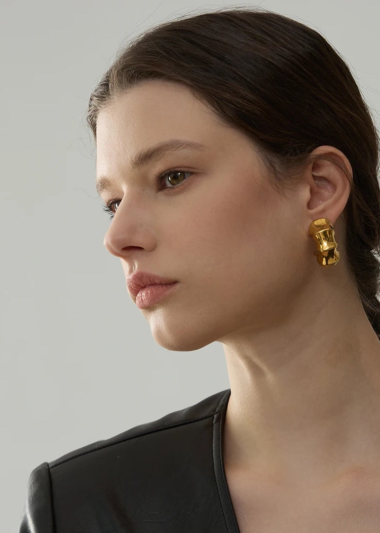 C Shape Geometric Huggie Earrings - Ecru