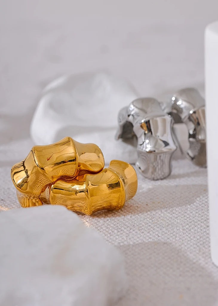 C Shape Geometric Huggie Earrings - Ecru