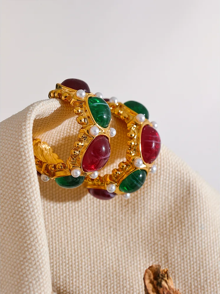 C-Shaped French Charm Earrings - Ecru