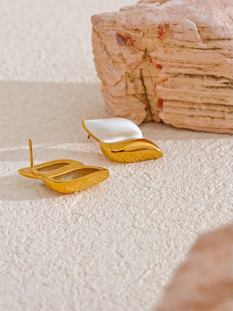 Chic Modern Unique Stud Earrings - Ecru
