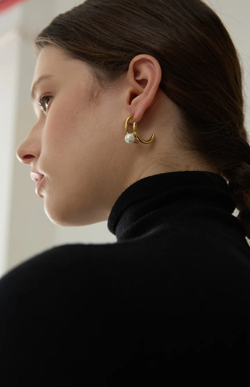 Imitation Pearls Geometric Huggie Earrings - Ecru