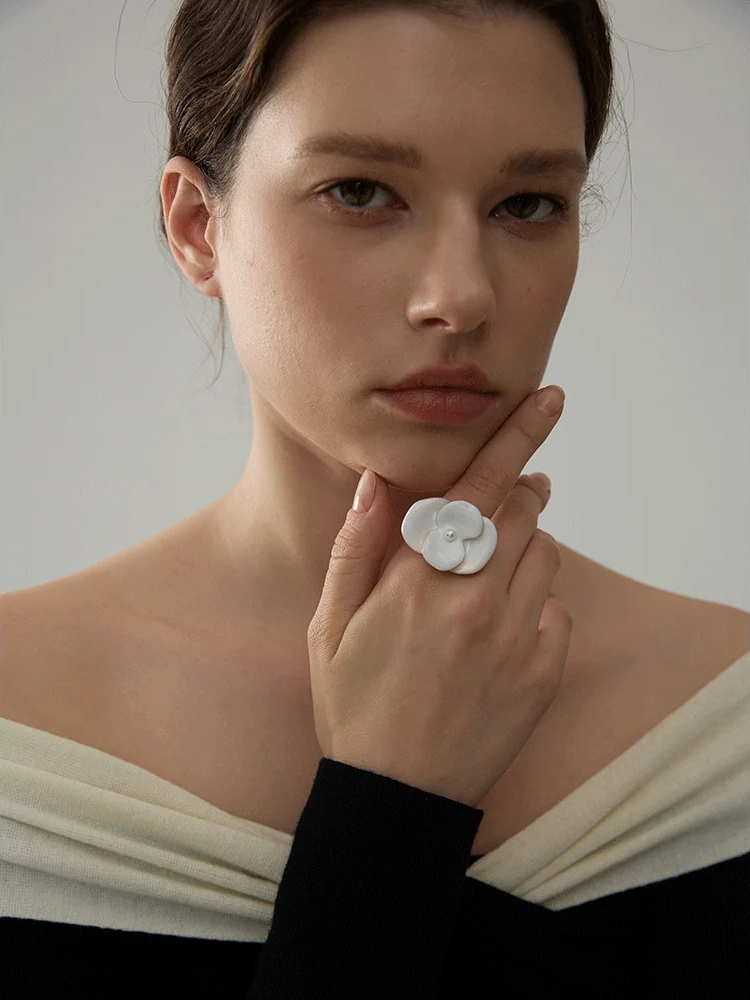 White Enamel Flower Chic Ring - Ecru