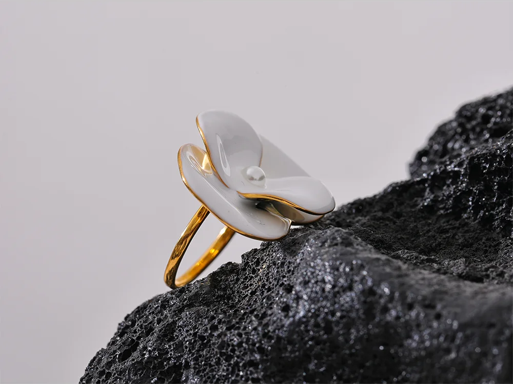 White Enamel Flower Chic Ring - Ecru