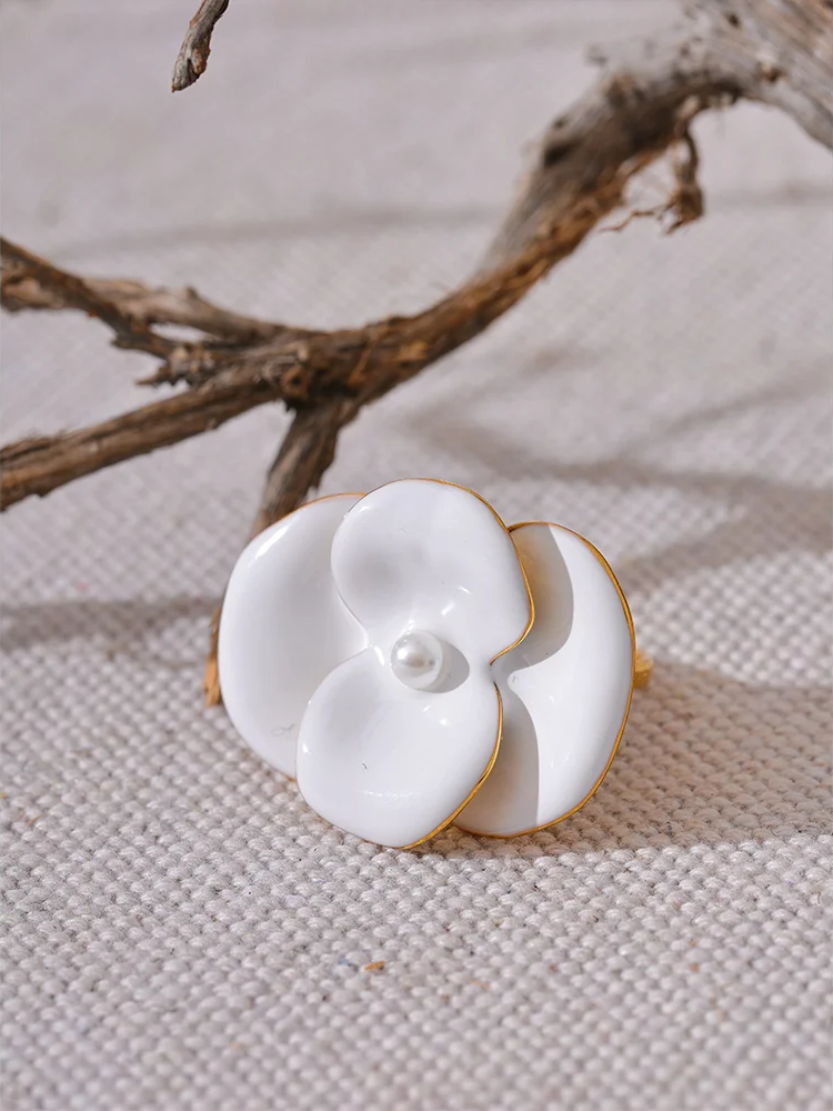 White Enamel Flower Chic Ring - Ecru