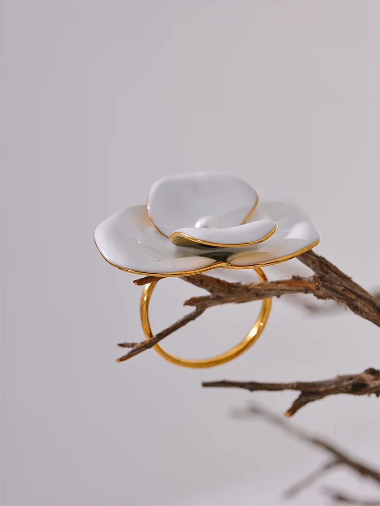 White Enamel Flower Chic Ring - Ecru