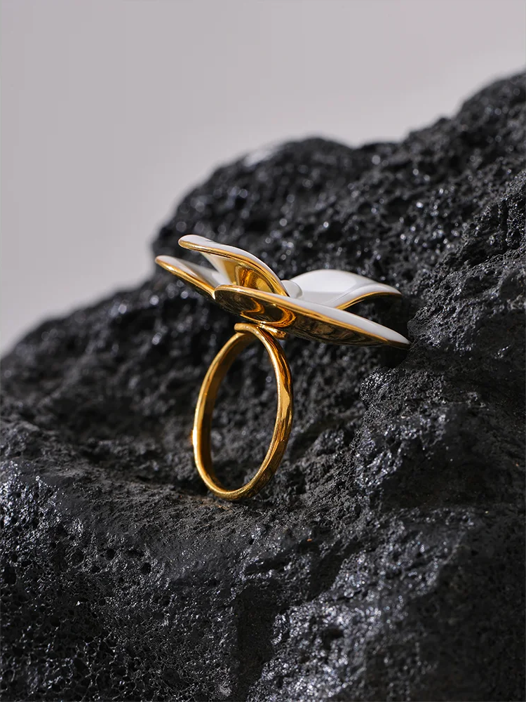 White Enamel Flower Chic Ring - Ecru