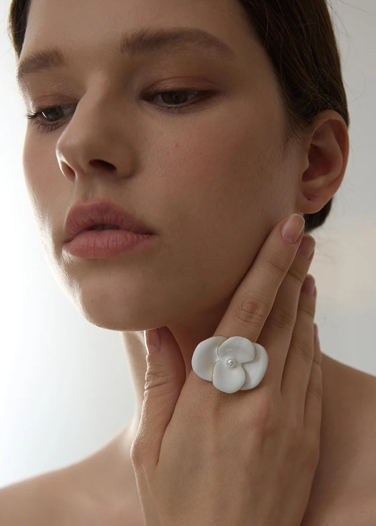 White Enamel Flower Chic Ring - Ecru