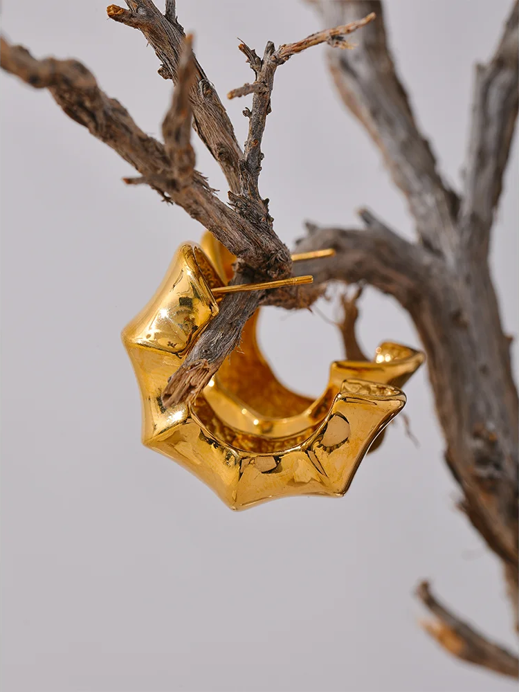 C Shape Geometric Huggie Earrings - Ecru