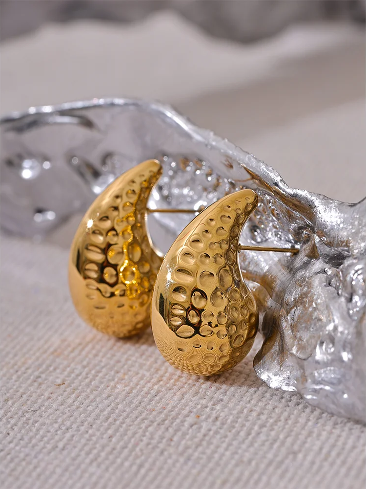 Hot Hammer Water Drop Stud Earrings - Ecru