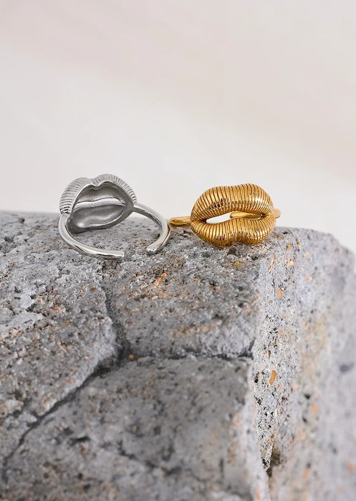 Lip Open Fashion Personalized Ring - Ecru