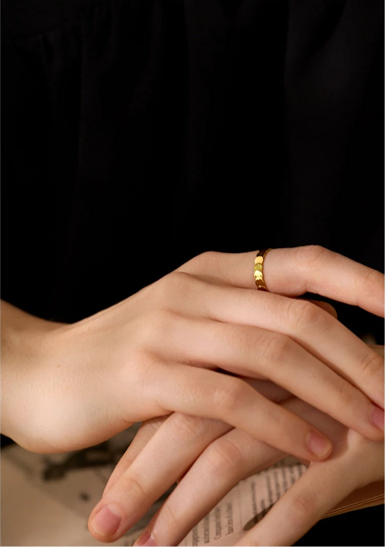 Minimalist Round Texture Charm Ring - Ecru