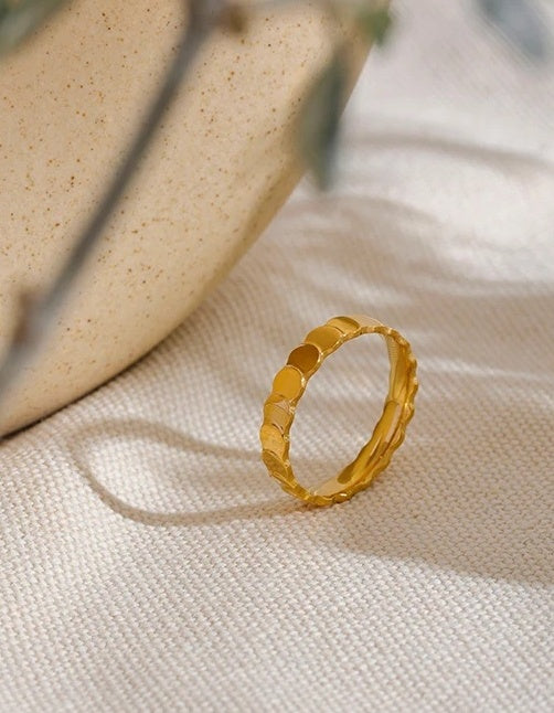 Minimalist Round Texture Charm Ring - Ecru