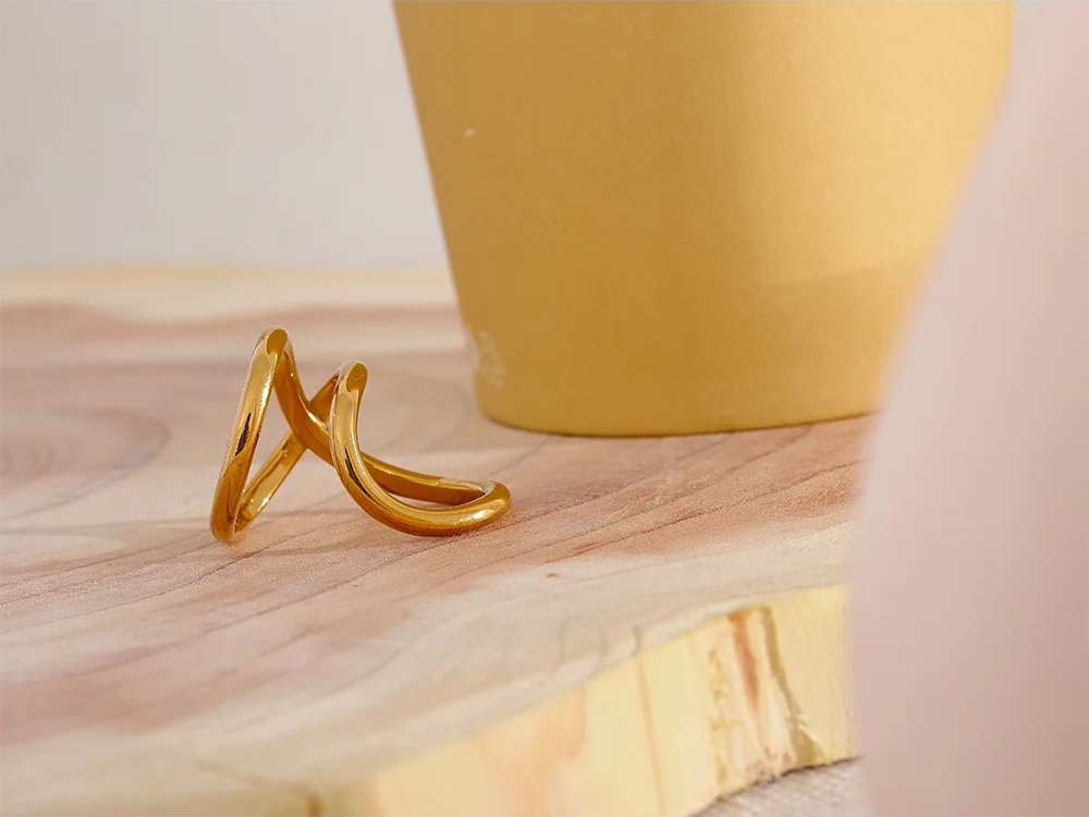 Minimalist Twisted Geometric Ring - Ecru