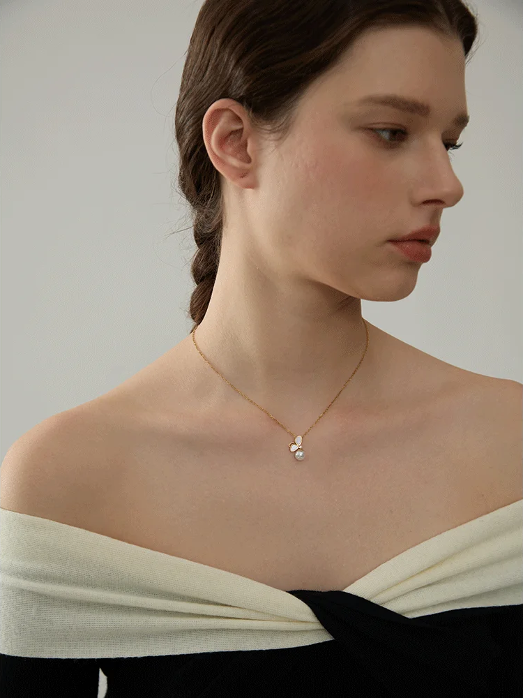 Natural Shell Butterfly Pearl Necklace - Ecru
