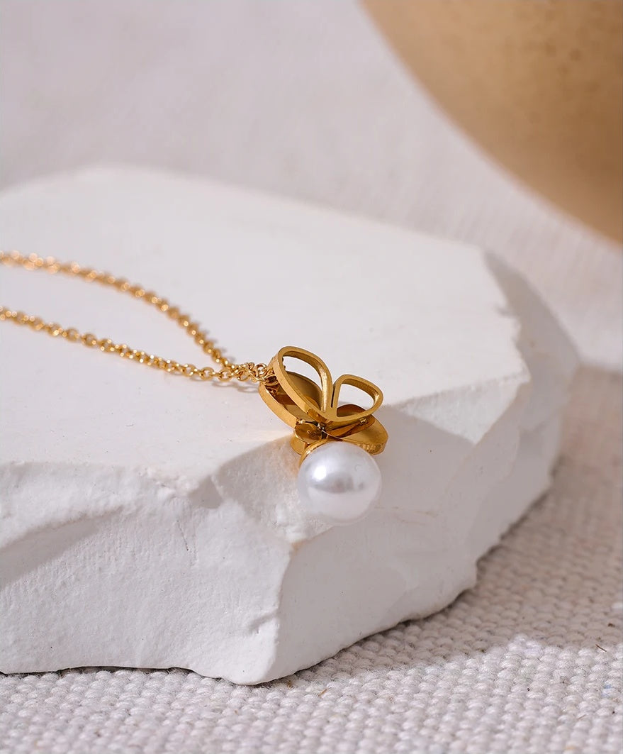 Natural Shell Butterfly Pearl Necklace - Ecru