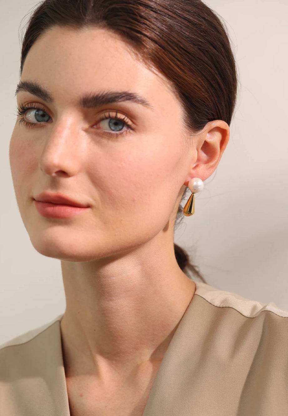 Pearl Shiny Classic Stud Earrings - Ecru