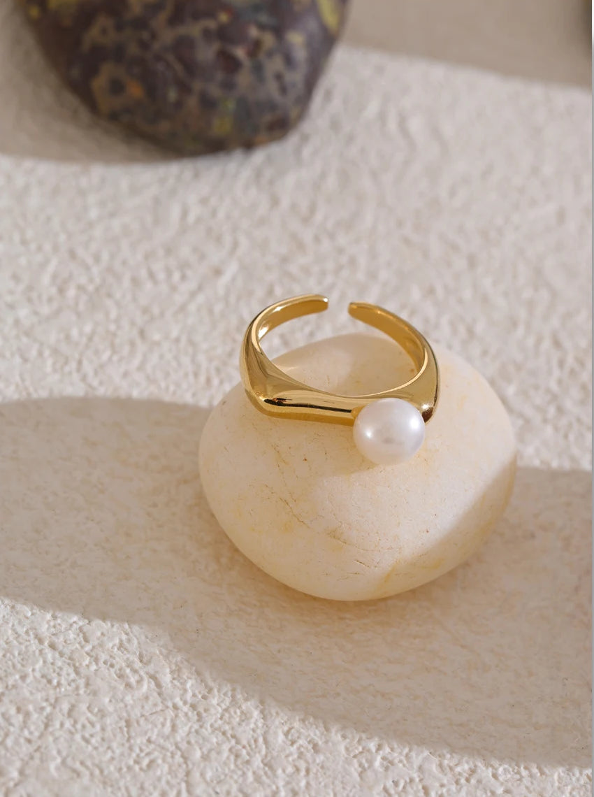 Pearl Shiny Modern Resizable Ring - Ecru