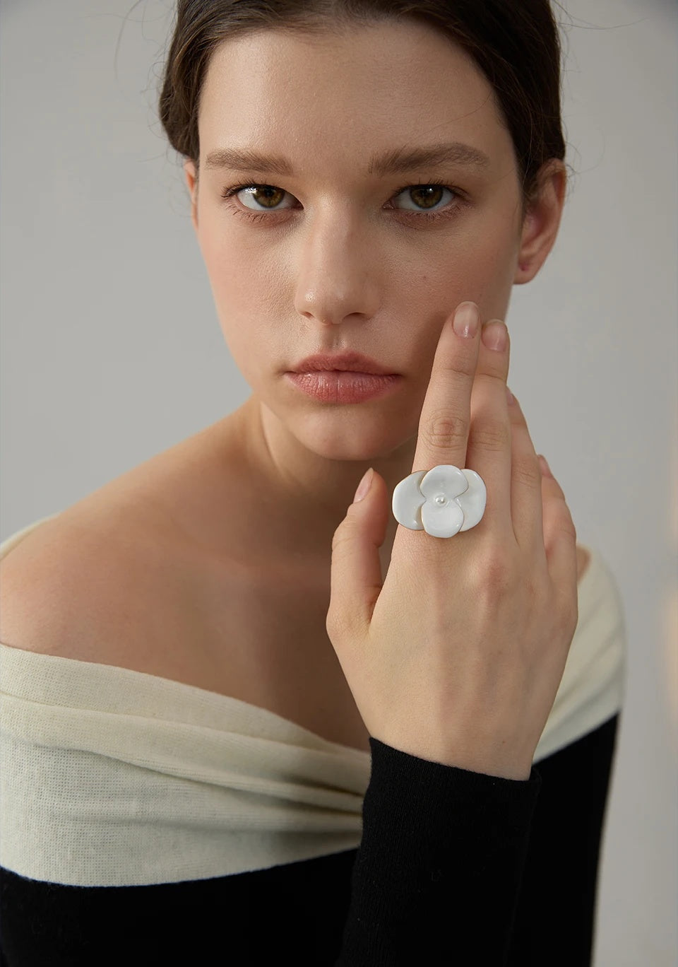 White Enamel Flower Chic Ring - Ecru