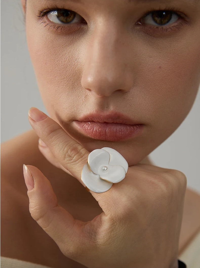 White Enamel Flower Chic Ring - Ecru