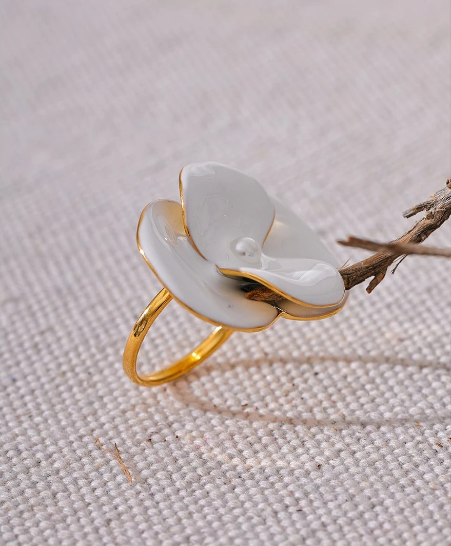 White Enamel Flower Chic Ring - Ecru